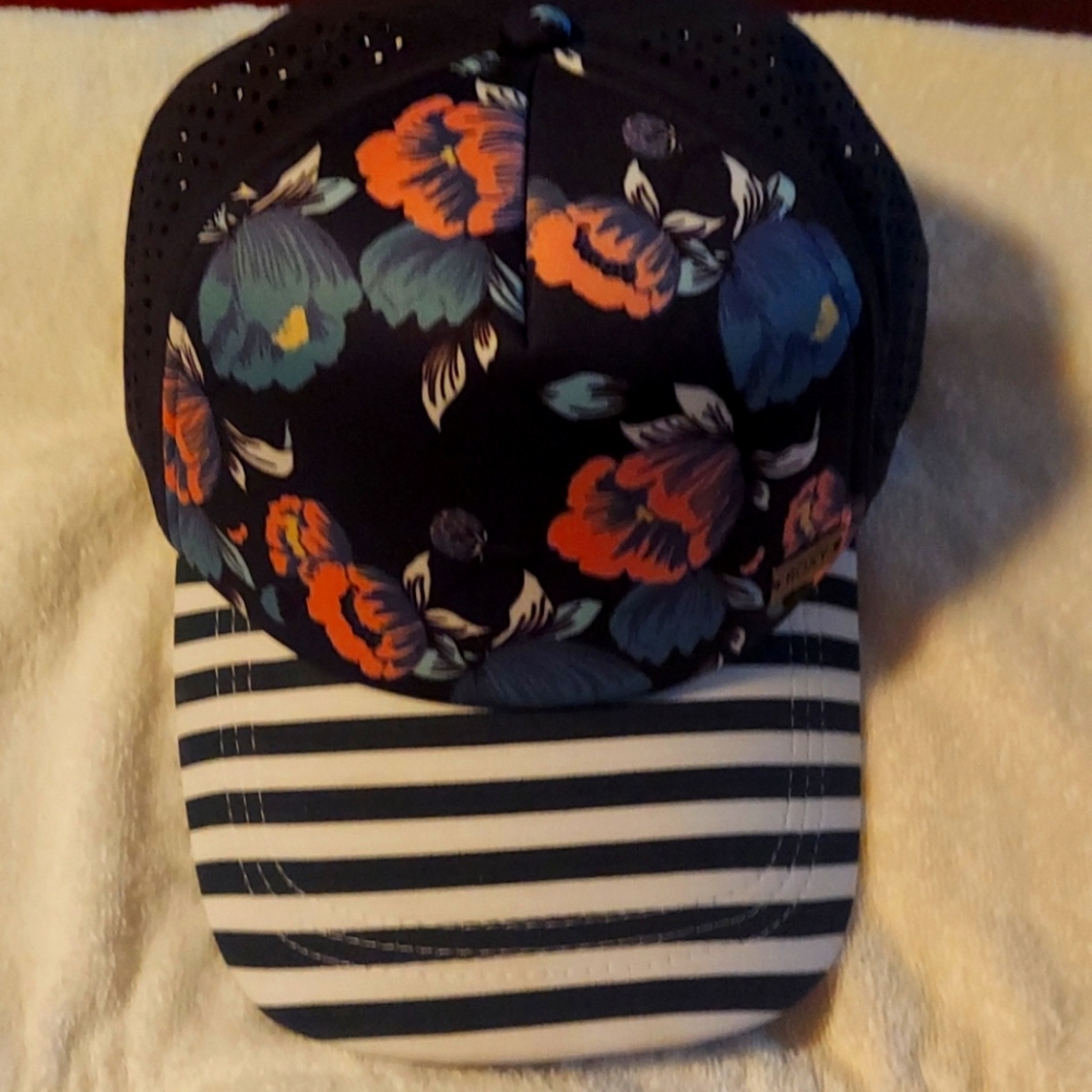 Roxy California electric trucker hat